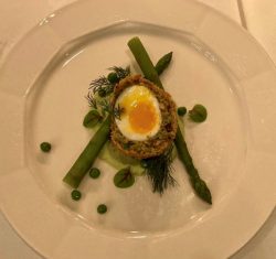 Vegetarische Scotch Egg met Tuinbonen, Kikkererwten en Asperges op een  crème van erwten