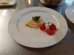 Raviolo con tuorlo d’uovo, ricotta e burro alla salvia